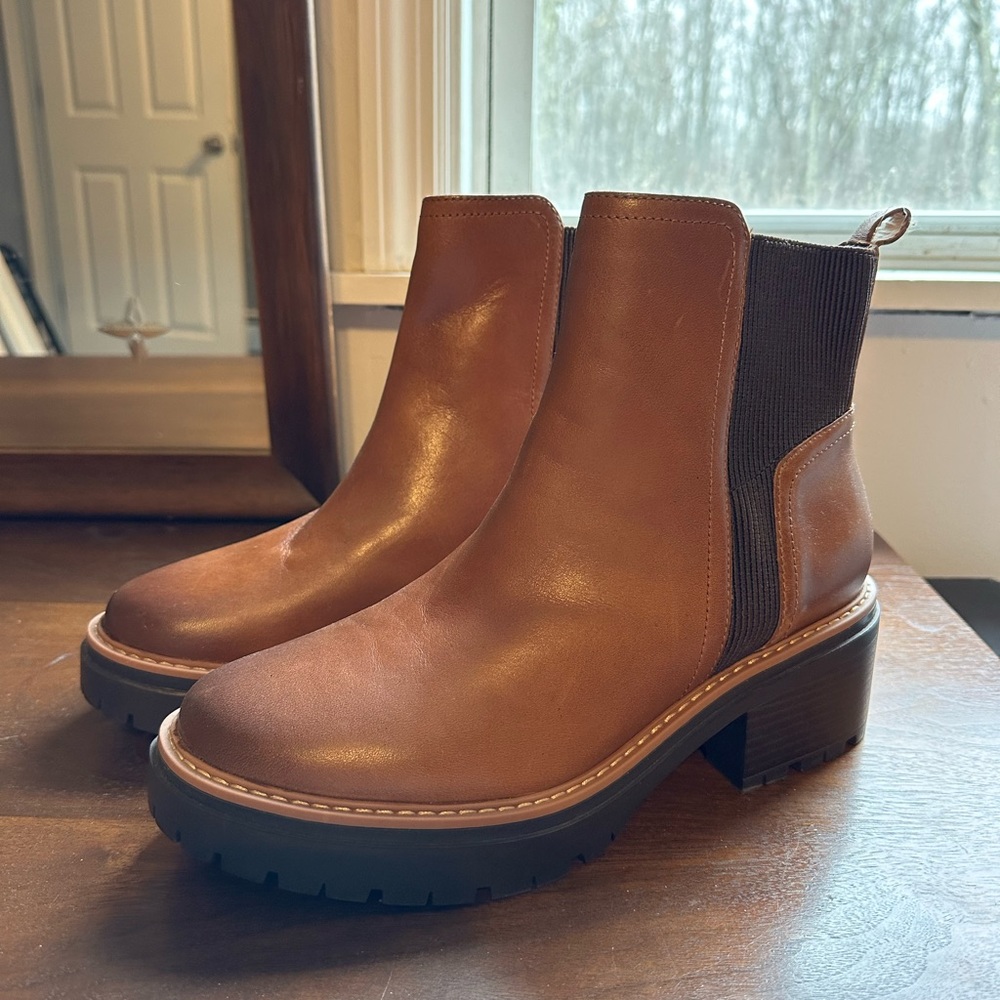 Naturalized beautiful brown boots *new*
